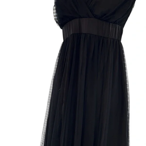 Black Maxi Dress with Elegant Silhouette - Picture 5 of 9